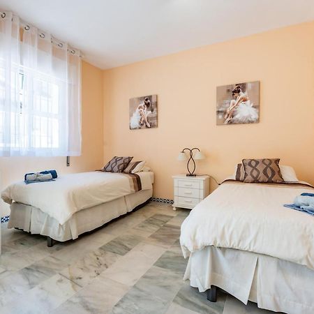 Townhouse Beachside Фуeнхирола Екстериор снимка